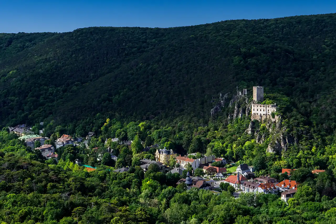 Ihre Freie Hochzeit in Niederösterreich - das Helenental bei Baden als traumhafter Ort für Ihre freie Trauung (Foto: © grafxart, Adobe Stock)