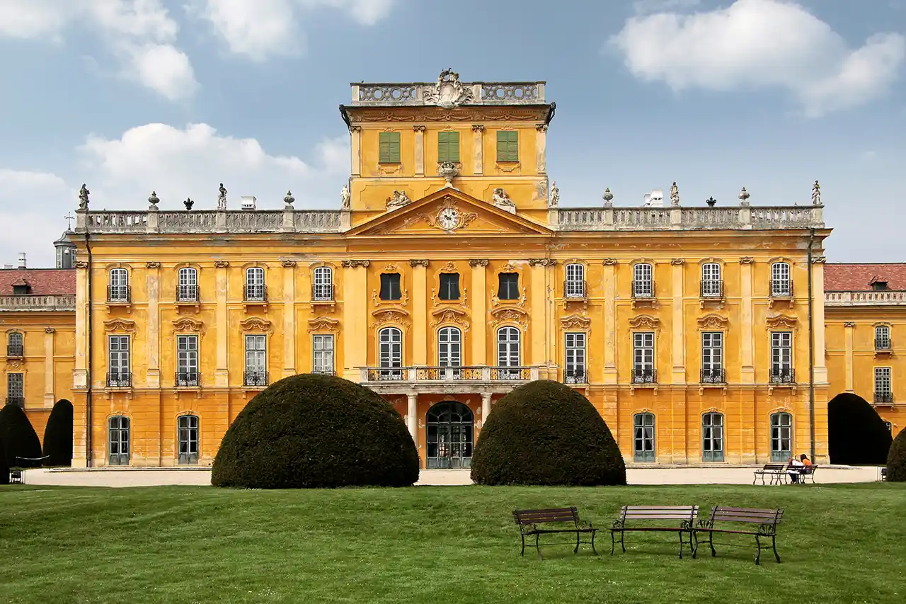 Das traumhafte Schloss Esterhazy im Burgenland - eine der vielen romantischen Orte für eure freie Trauung oder eure Erneuerung des Eheverspechens (Foto: © cmfotoworks, Adobe Stock)