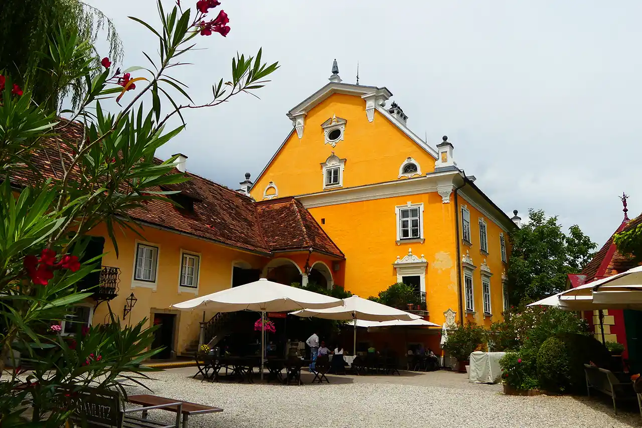 Freie Trauung in der Steiermark - Schloss Gamlitz in der Südsteiermark als wunderbare Hochzeitskulisse (Foto: © cagala, Adobe Stock)