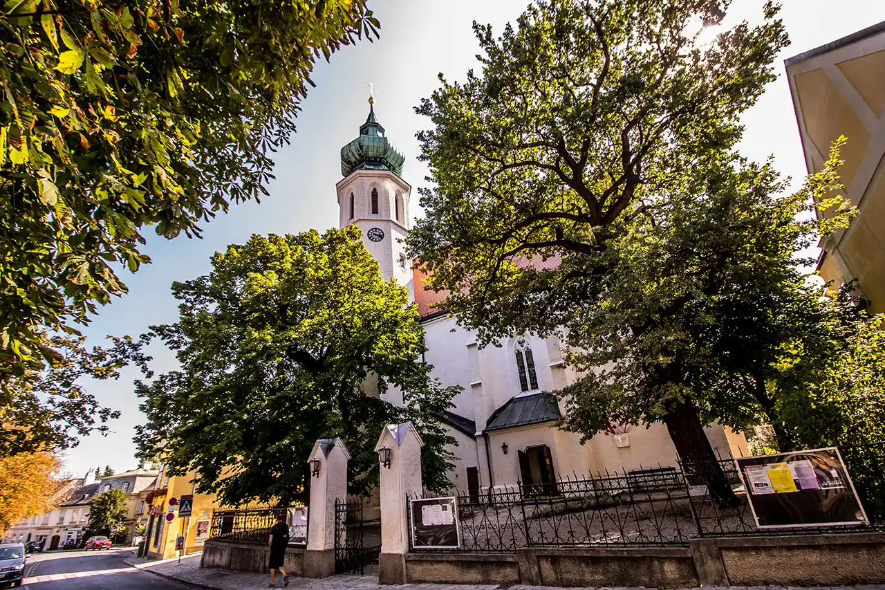 Der alte und weltbekannte Weinort Grinzing in Wien als weitere taumhafte Location für eure freie Zeremonie (Foto: © romanple, Adobe Stock)