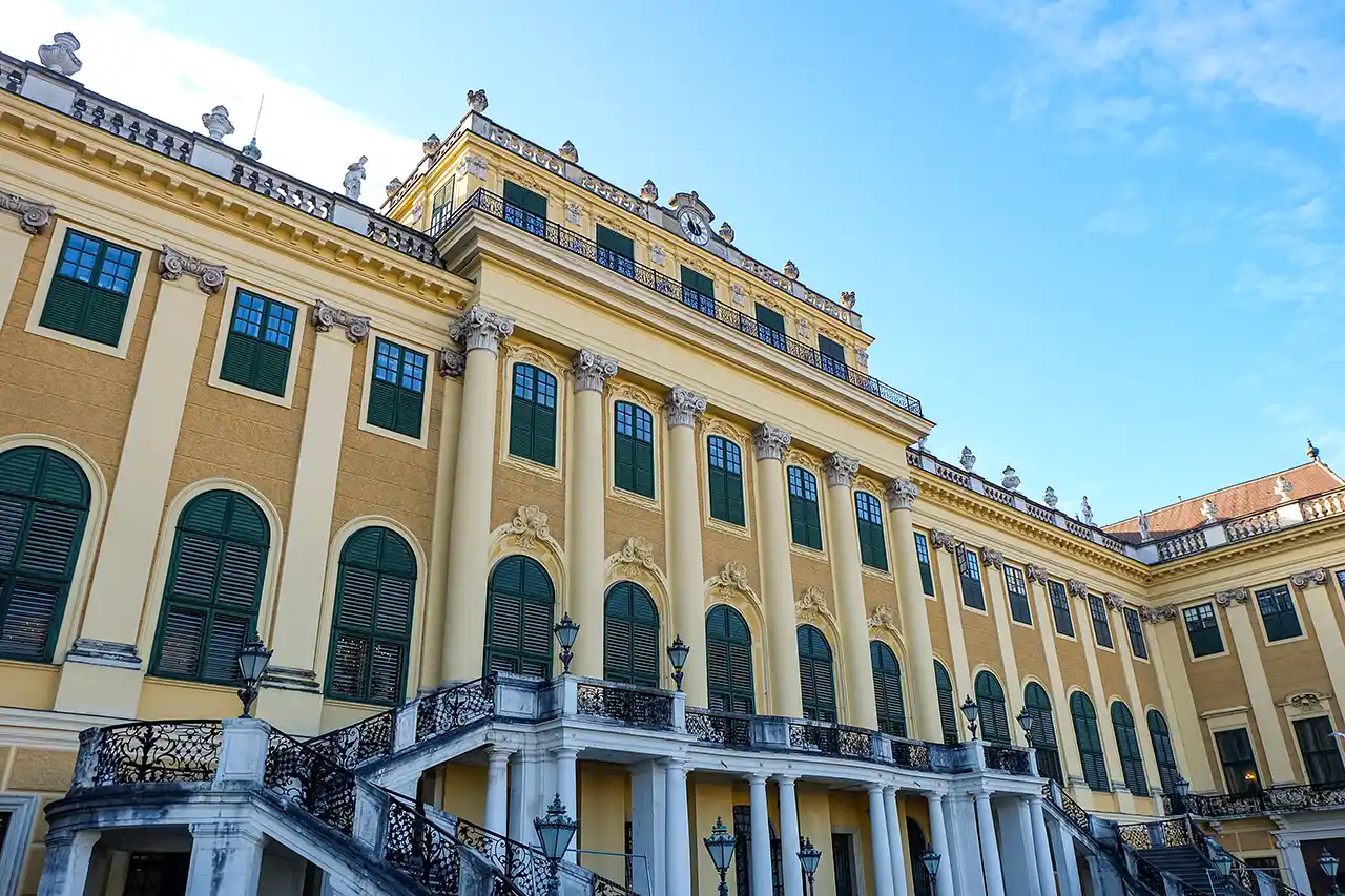 Freie Trauung in der Wien - Schloss Schönbrunn in Wien als wunderbare Hochzeitskulisse (Foto: © PaBou, Adobe Stock)